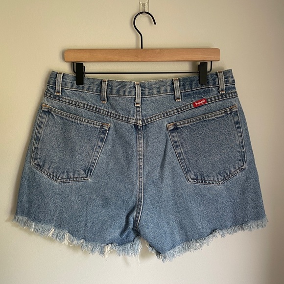 Wrangler Cut Off High Waist Denim Jean Shorts Women’s Size 34 - Picture 2 of 4